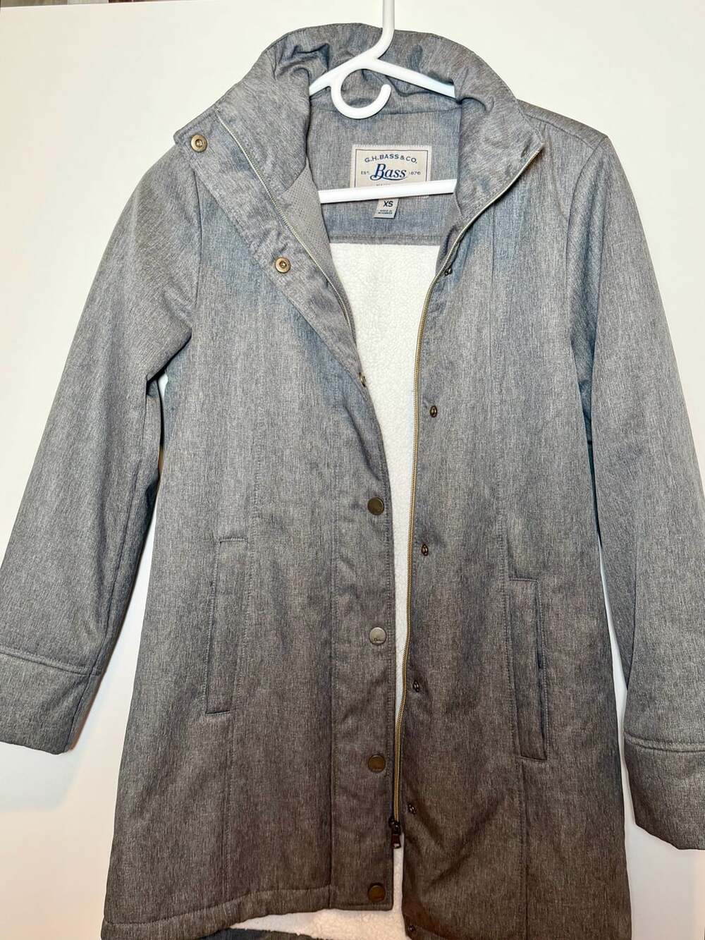 G.H. Bass & Co. Women's Gray Lined Fited Trench Coat Size XS. Missing hood.